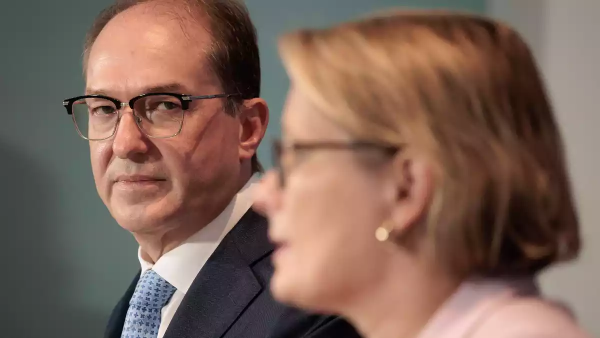 Bundesinnenminister Alexander Dobrindt (CSU) hatte nach dem Tod des Zugbegleiters im Februar härtere Strafen für Angriffe auf Bahnmitarbeiter gefordert. (Archivfoto) - Bild: Carsten Koall/dpa