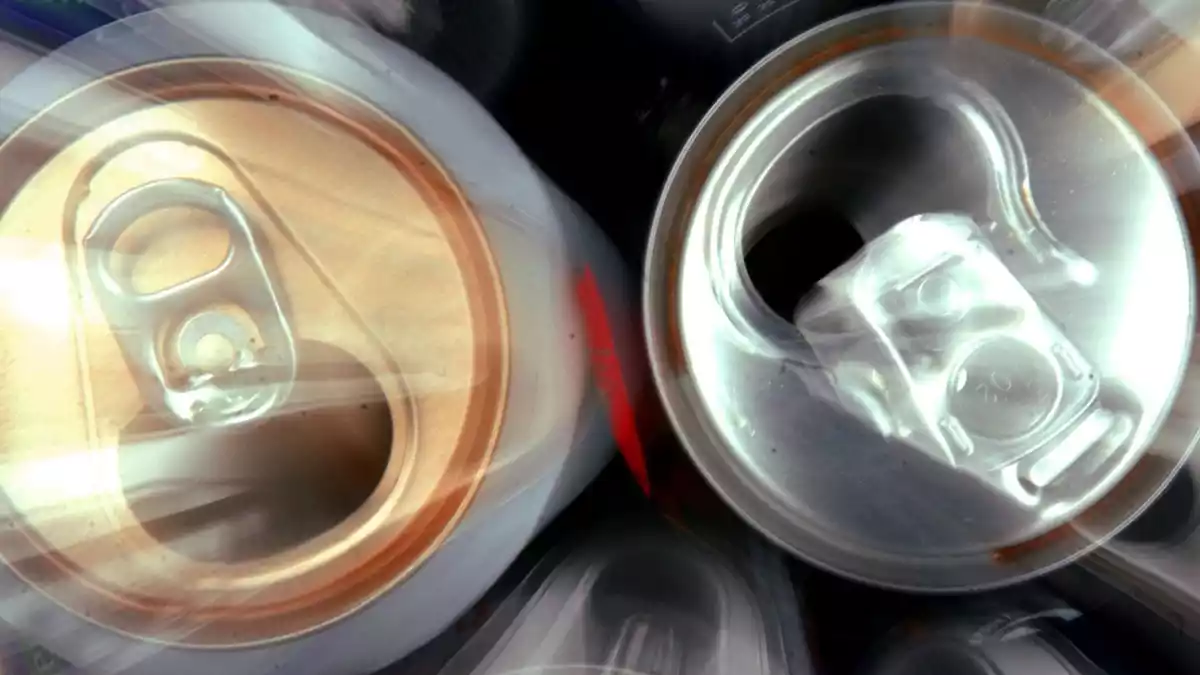 Kinder und Jugendliche konsumieren immer mehr Energydrinks. (Illustration) - Bild: Jens Büttner/dpa/dpa-tmn