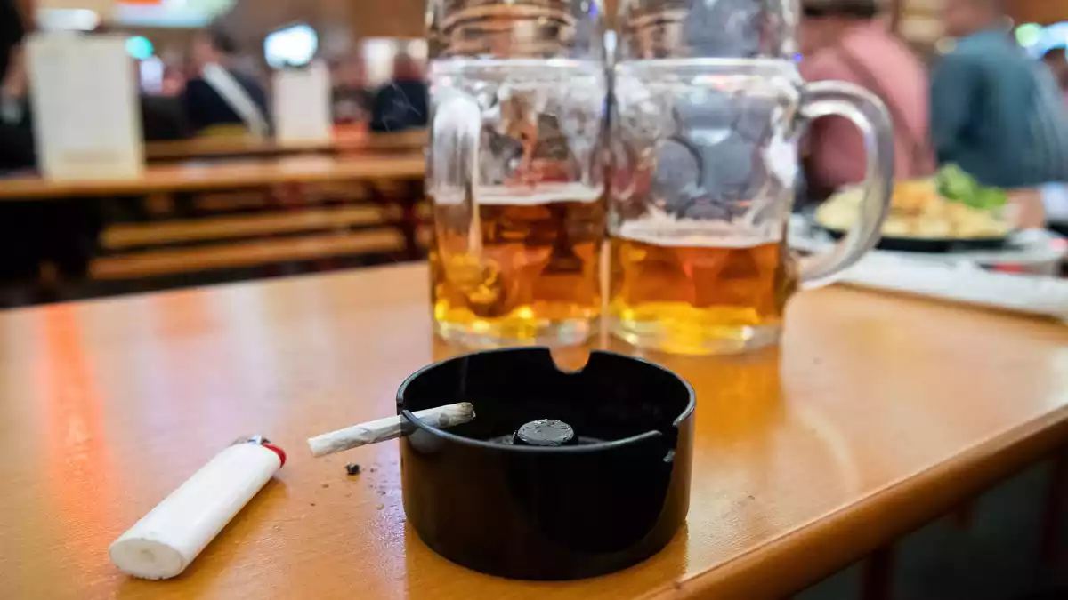 Energydrinks werden häufig zusammen mit anderen gesundheitsschädlichen Gütern konsumiert. (Illustration) - Bild: Sebastian Gollnow/dpa