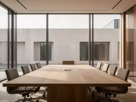 Ein minimalistisch gestalteter, heller Konferenzraum in einem modernen Bürogebäude mit Blick auf eine schlichte Fassade. - Foto: über boerse-global.de
