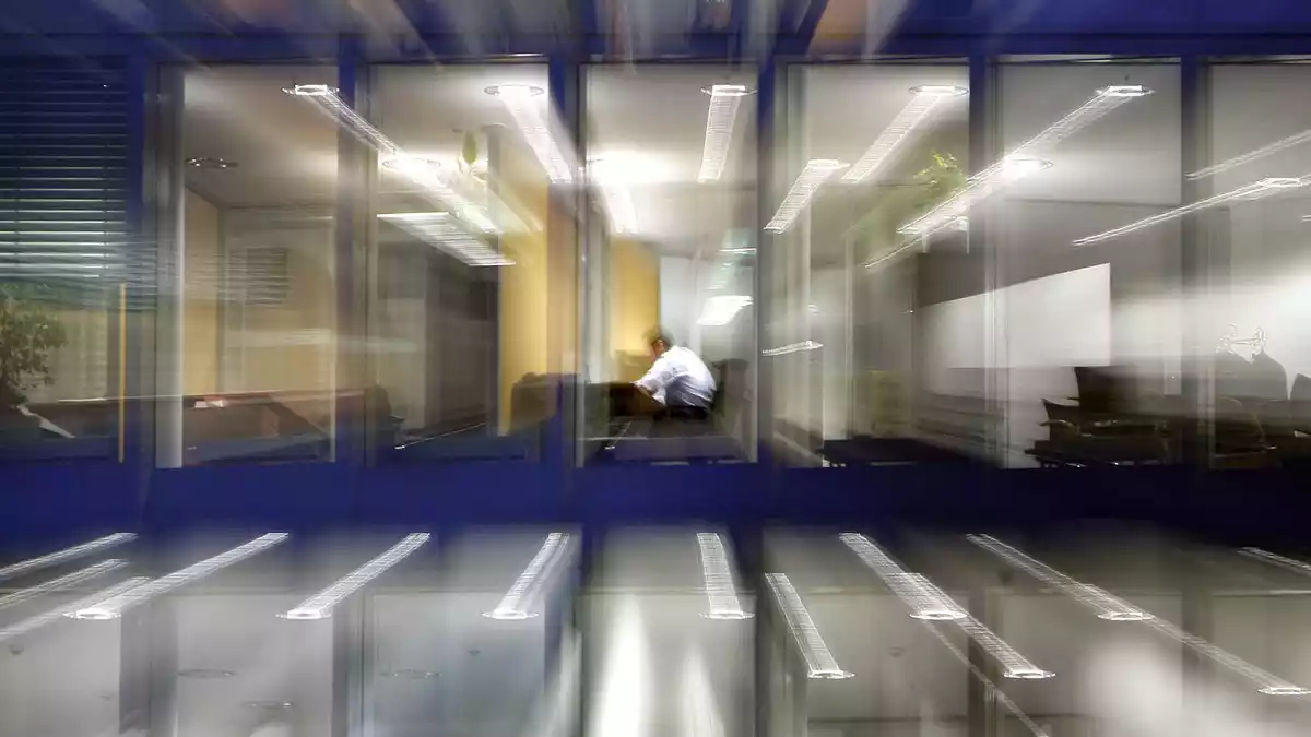 Ein Arbeitnehmer im abendlichen Büro. Die Identifikation mit dem Beruf nimmt laut einer neuen Umfrage ab. (Symbolbild) - Bild: Frank Rumpenhorst/dpa