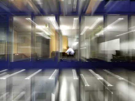 Ein Arbeitnehmer im abendlichen Büro. Die Identifikation mit dem Beruf nimmt laut einer neuen Umfrage ab. (Symbolbild) - Foto: Frank Rumpenhorst/dpa