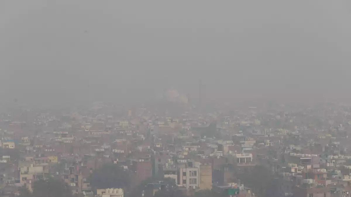 Dichter Smog bedeckt die Skyline von Neu-Delhi in Indien. (Archivbild) - Bild: Deepak/ZUMA Press Wire/dpa