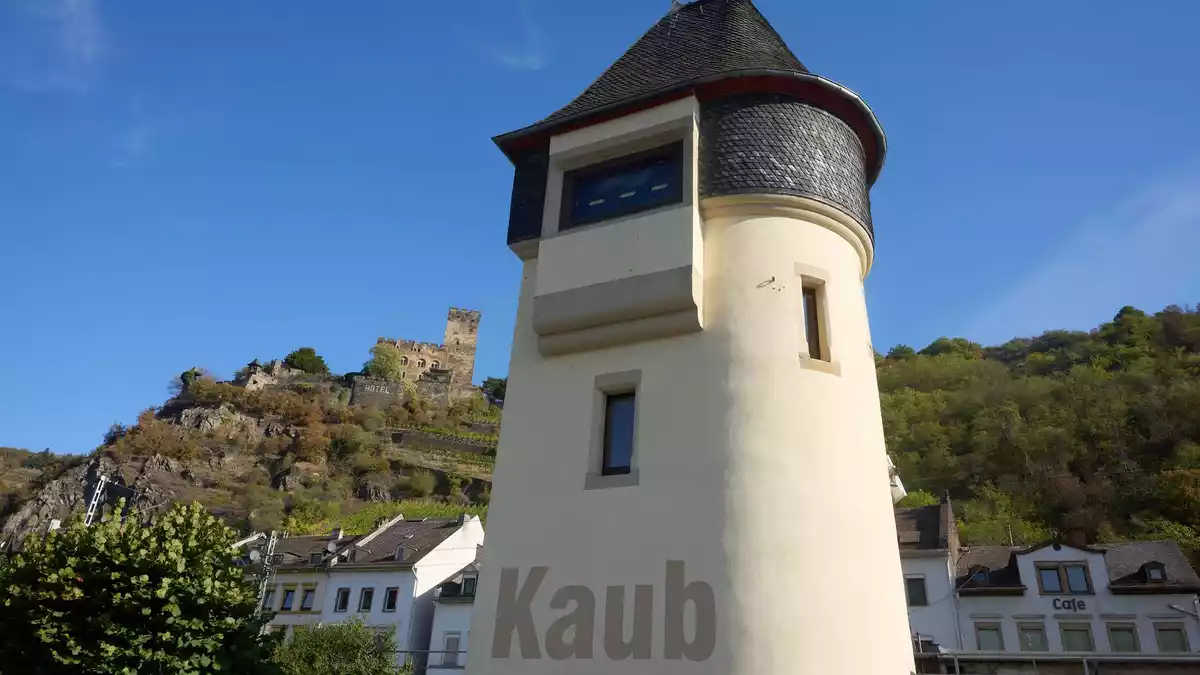Das Pegelhaus in Kaub zeigt gegenwärtig gar keinen Wasserstand mehr an. - Bild: Thomas Frey/dpa