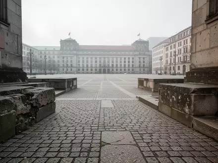 Leerer, historischer Steinplatz im Berliner Regierungsviertel mit altem Kopfsteinpflaster und freigelegten Fundamenten. - Foto: ĂĽber boerse-global.de