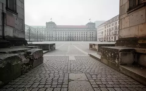 Leerer, historischer Steinplatz im Berliner Regierungsviertel mit altem Kopfsteinpflaster und freigelegten Fundamenten. - Foto: über boerse-global.de