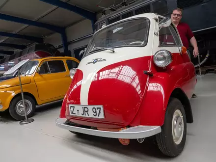 Ehedem günstig in der Anschaffung, und immer noch günstig in der Kfz-Versicherung: die BMW Isetta. Allerdings ist der einst «Knutschkugel» genannte Oldtimer heute kaum noch zu bekommen. (Illustration)  - Foto: Stefan Sauer/dpa