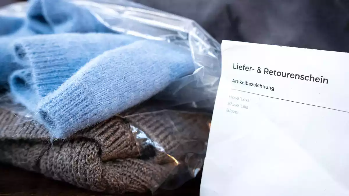 Kunden in Deutschland nutzen regelmäßig die Möglichkeit, bestellte Artikel zurückzuschicken. (Archivbild) - Bild: Sina Schuldt/dpa