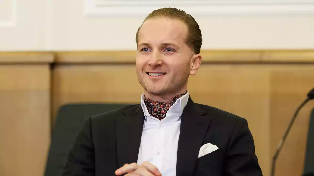 Im Anzug und mit Einstecktuch - so präsentierte sich Hendrik Holt gerne. (Archivbild) - Bild: Friso Gentsch/dpa