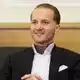 Im Anzug und mit Einstecktuch - so präsentierte sich Hendrik Holt gerne. (Archivbild) - Bild: Friso Gentsch/dpa