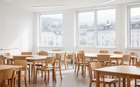 Ein heller, moderner Unterrichtsraum mit minimalistischer Einrichtung und natürlichem Tageslicht in einem Gebäude in Linz. - Foto: über boerse-global.de