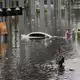 Tagelanger Starkregen hatte das Hochwasser ausgelöst. - Bild: Sakchai Lalit/AP/dpa