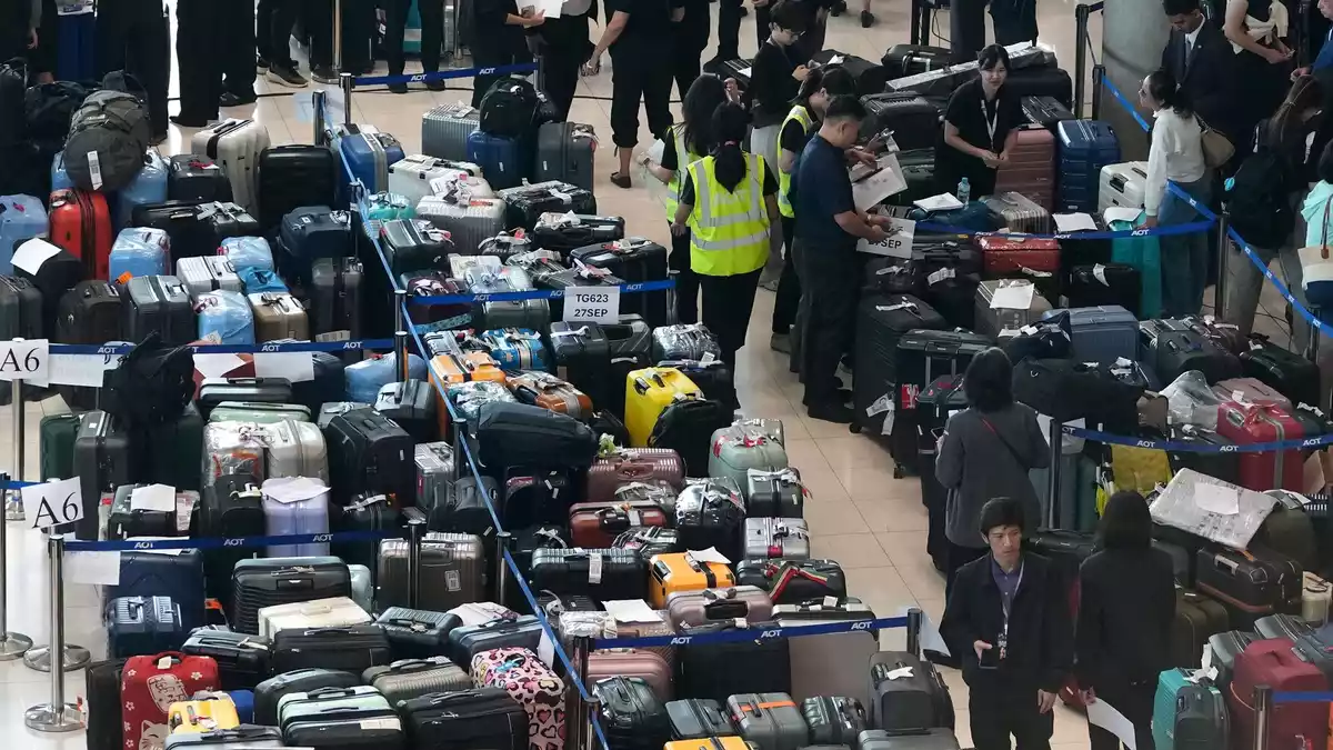 Tausende Koffer warteten am Flughafen Bangkok auf ihre Bearbeitung. - Bild: Sakchai Lalit/AP/dpa