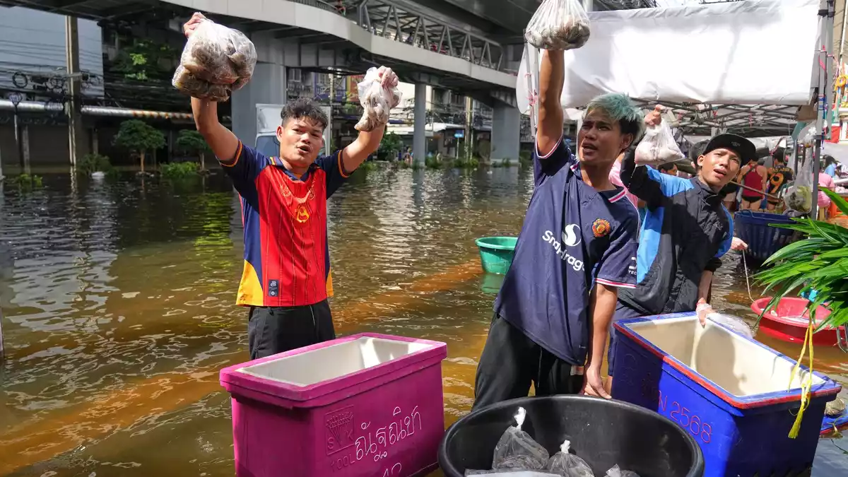 Zahlreiche Provinzen und die Hauptstadt Bangkok sind betroiffen. - Bild: Sakchai Lalit/AP/dpa