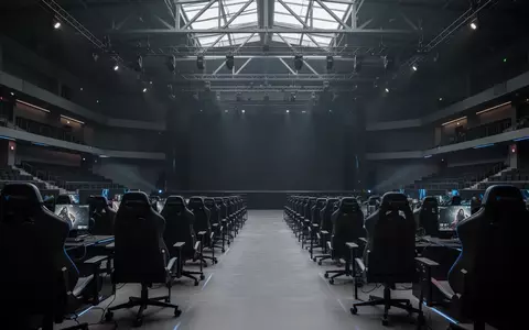 Ein leerer, modern gestalteter E-Sport-Austragungsort mit professionellen Gaming-Stühlen in einer abgedunkelten Arena. - Foto: über boerse-global.de