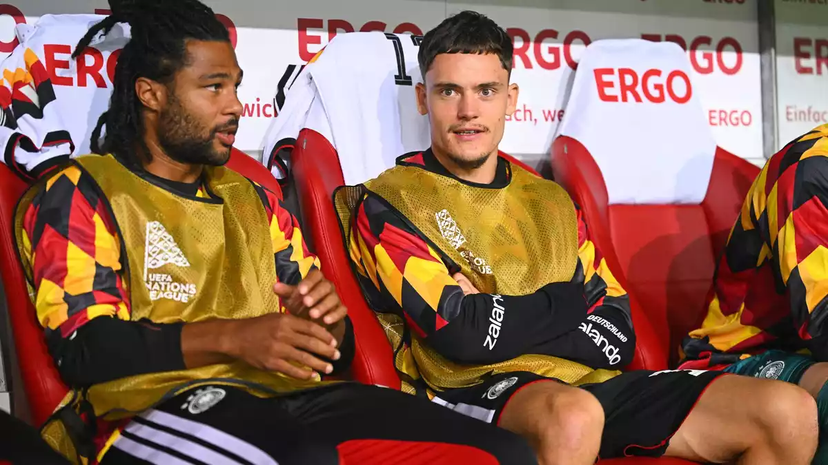Gnabry und Wirtz kamen unter Klopp bislang nur als Joker zum Einsatz.  - Bild: Tom Weller/dpa