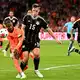Der Dortmunder Schlotterbeck ist ein Führungsspieler im DFB-Team. (Archivbild)  - Bild: Federico Gambarini/dpa