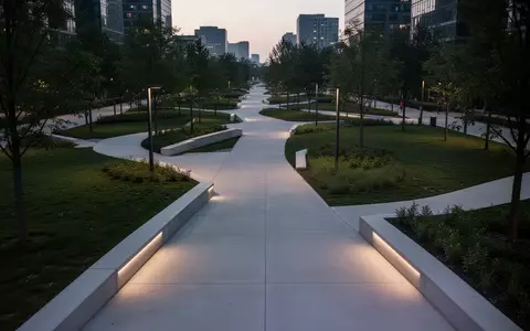 Ein leerer, minimalistisch gestalteter Parkweg bei Dämmerung, der die Weite und den Mangel an Bewegung im öffentlichen Raum symbolisiert. - Foto: über boerse-global.de