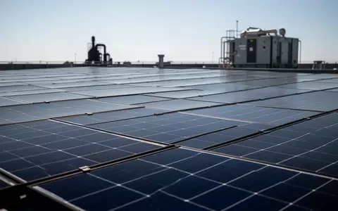 Photovoltaik-Module auf einem Flachdach bei Tageslicht - Foto: über boerse-global.de