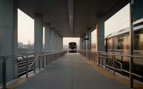 Leerer, moderner Bahnsteig mit Betonpfeilern und Stahlelementen in der Morgendämmerung. - Foto: über boerse-global.de