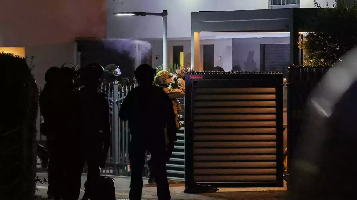 Einsatzkräfte der Polizei stehen am Mittwochmorgen vor einem Haus in Duisburg - Bild: Christoph Reichwein/dpa