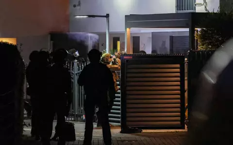 Einsatzkräfte der Polizei stehen am Mittwochmorgen vor einem Haus in Duisburg - Foto: Christoph Reichwein/dpa