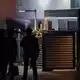 Einsatzkräfte der Polizei stehen am Mittwochmorgen vor einem Haus in Duisburg - Bild: Christoph Reichwein/dpa