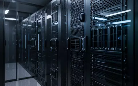 Moderne Serverraum-Infrastruktur mit metallischen Server-Racks und kühler, blauer Beleuchtung. - Foto: über boerse-global.de