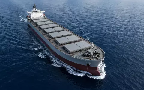Ein großer Massengutfrachter auf dem offenen Meer bei Tageslicht. - Foto: über boerse-global.de