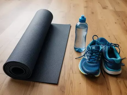Symbolbild: Yogamatte, Trinkflasche und Laufschuhe - Foto: über boerse-global.de