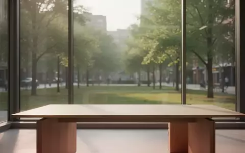 Ein heller, minimalistischer Arbeitsplatz mit natürlichem Licht und Blick ins Grüne. - Foto: über boerse-global.de