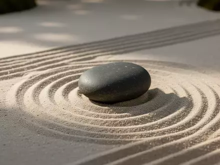 Ein minimalistischer Zen-Garten mit geharktem Sand und einem einzelnen Stein als Symbol für Ruhe und Entscheidungsfindung. - Foto: über boerse-global.de