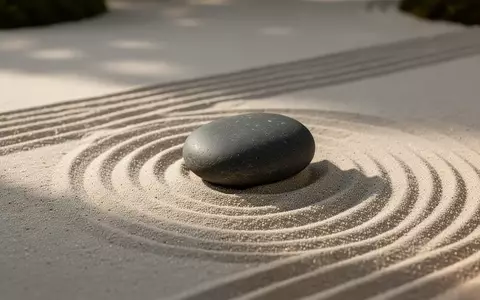 Ein minimalistischer Zen-Garten mit geharktem Sand und einem einzelnen Stein als Symbol für Ruhe und Entscheidungsfindung. - Foto: über boerse-global.de