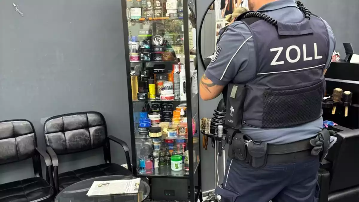 HZA-MS: Hauptzollamt Münster prüft Friseur- und Kosmetikgewerbe im Münsterland Finanzkontrolle Schwarzarbeit stößt in Nagelstudios auf neun Personen ohne entsprechende Arbeitserlaubnis. - Bild: presseportal.de