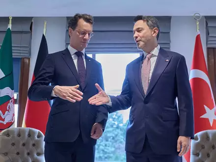 Der letzte Tag der Türkei-Reise von NRW-Ministerpräsident Wüst steht im Zeichen der Wirtschaftsbeziehungen. - Foto: Rolf Vennenbernd/dpa