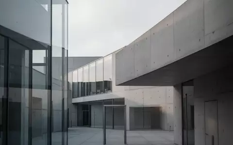Moderne architektonische Fassade eines Behördengebäudes mit klaren Linien und geometrischen Formen bei Tageslicht. - Foto: über boerse-global.de