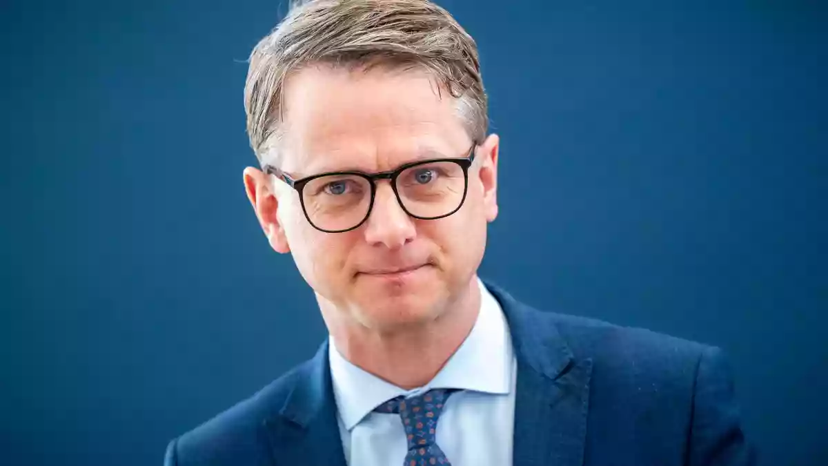 Gesundheitsminister Carsten Linnemann (CDU) will für stabile Beiträge sorgen - sein Plegegesetz wurde im Kabinett beschlossen. (Archivfoto) - Bild: Michael Kappeler/dpa