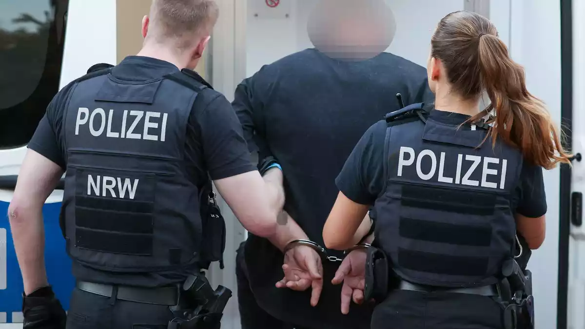 Ein Mann aus dem Umfeld der «Hells Angels» wird in Duisburg abgeführt. - Bild: Christoph Reichwein/dpa