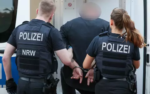 Ein Mann aus dem Umfeld der «Hells Angels» wird in Duisburg abgeführt. - Foto: Christoph Reichwein/dpa