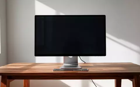 Ein minimalistischer Arbeitsplatz mit einem professionellen Monitor und einem hellen, sonnendurchfluteten Studio. - Foto: über boerse-global.de