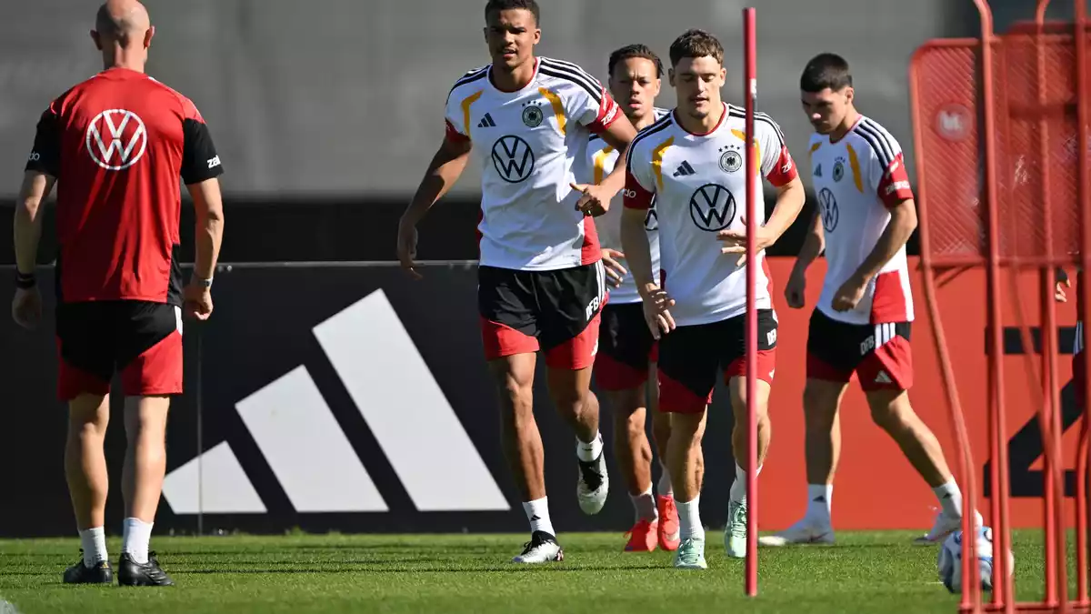 Die DFB-Spieler bereiten sich auf das Nations-League-Spiel gegen Serbien vor.  - Bild: Federico Gambarini/dpa