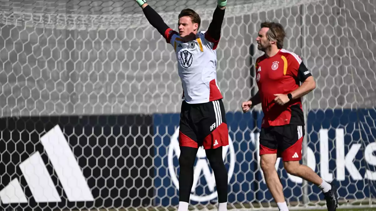 Jonas Urbig (l) steht vor seinem Debüt in der Nationalmannschaft.  - Bild: Federico Gambarini/dpa