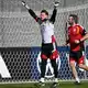 Jonas Urbig (l) steht vor seinem Debüt in der Nationalmannschaft.  - Bild: Federico Gambarini/dpa