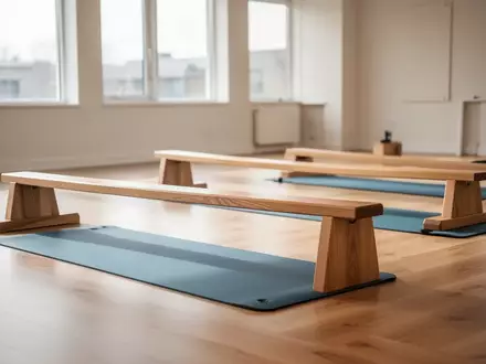 Heller, minimalistischer Sportraum mit Balance-Elementen und Gymnastikmatten in einer ruhigen, lichtdurchfluteten Umgebung. - Foto: über boerse-global.de