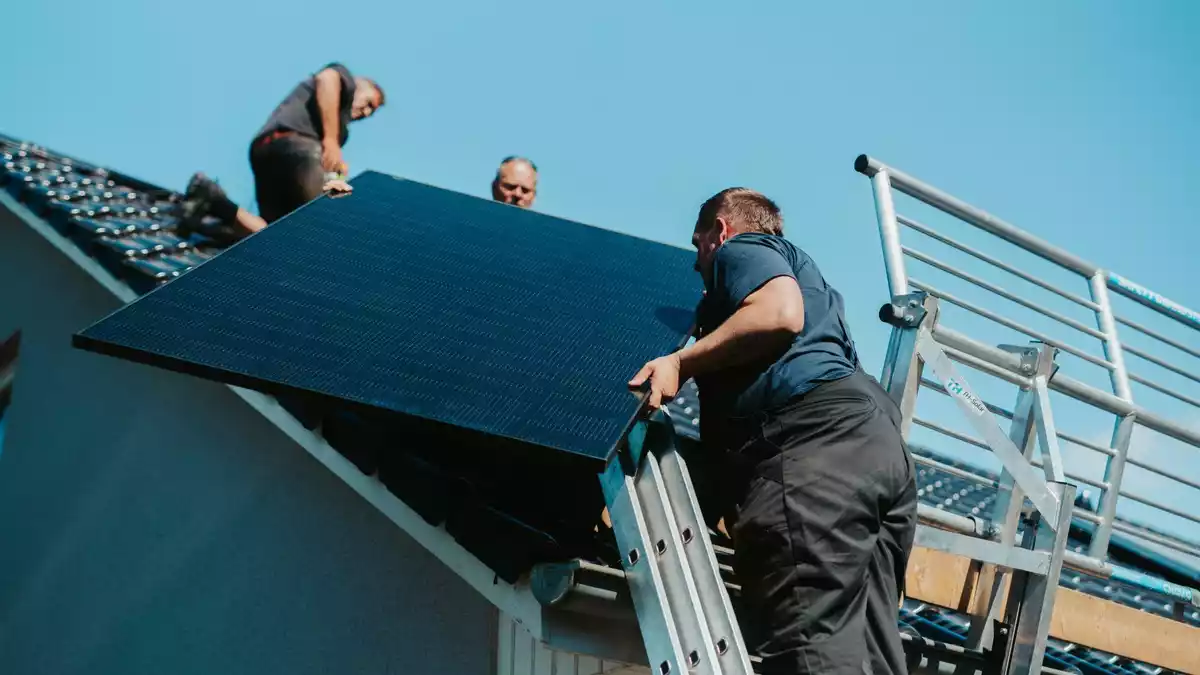 Peeek GmbH: Wie Photovoltaik, Batteriespeicher und dynamische Tarife Energiekosten reduzieren können - Bild: presseportal.de