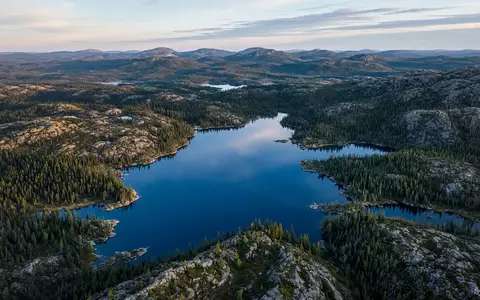 Luftaufnahme einer unberührten kanadischen Wildnis mit einem See und dichten Nadelwäldern bei natürlichem Tageslicht. - Foto: über boerse-global.de