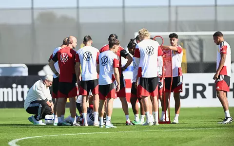 Schreckmoment: Nico Schlotterbeck muss beim DFB-Training behandelt werden.  - Foto: Federico Gambarini/dpa