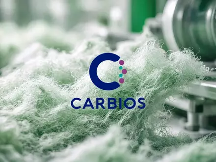 Abstrakte Darstellung einer modernen Textil-Recyclinganlage mit verarbeiteten Fasern in einem industriellen Umfeld. - Foto: über boerse-global.de
