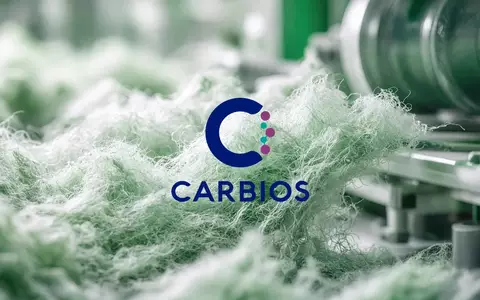 Abstrakte Darstellung einer modernen Textil-Recyclinganlage mit verarbeiteten Fasern in einem industriellen Umfeld. - Foto: über boerse-global.de