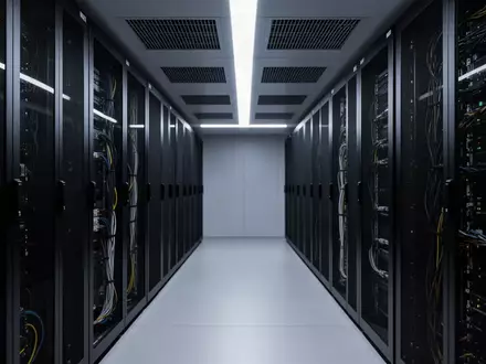 Ein minimalistischer Serverraum mit dunklen, modernen Serverschränken und kühler Beleuchtung in einer professionellen Umgebung. - Foto: über boerse-global.de